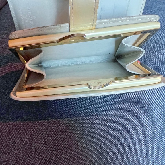 Louis Vuitton Vernis Kisslock Wallet - Picture 9 of 9